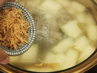 11、消暑的海带冬瓜虾皮汤,放入虾皮煮3分钟；