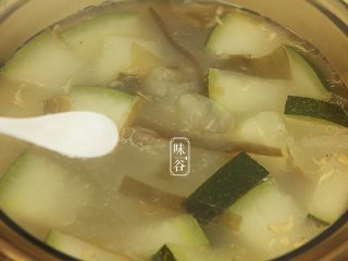 12、消暑的海带冬瓜虾皮汤,关火前加入适量的食盐调味即可。喜欢白糊椒粉的可以调入一点，味道更美！