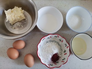 2、圣诞雪花芝士纸杯蛋糕（红丝绒纸杯蛋糕）,称好食材备用