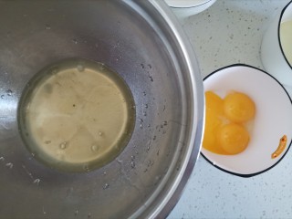 3、圣诞雪花芝士纸杯蛋糕（红丝绒纸杯蛋糕）,准备两个干净无油无水的盆，分离蛋清和蛋黄，蛋白里不能掉入蛋黄，否则蛋白打不起来，分离好的蛋白放冰箱冷藏备用
