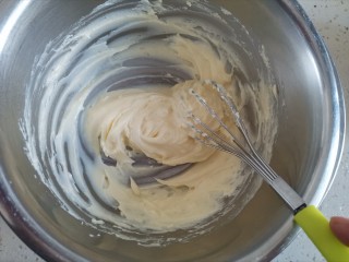 4、圣诞雪花芝士纸杯蛋糕（红丝绒纸杯蛋糕）,奶油奶酪隔热水，搅拌均匀至顺滑状态