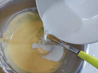 6、圣诞雪花芝士纸杯蛋糕（红丝绒纸杯蛋糕）,加入牛奶搅拌均匀