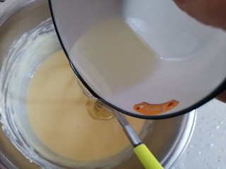 7、圣诞雪花芝士纸杯蛋糕（红丝绒纸杯蛋糕）,加入玉米油搅拌均匀