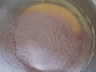 8、圣诞雪花芝士纸杯蛋糕（红丝绒纸杯蛋糕）,筛入所有粉类