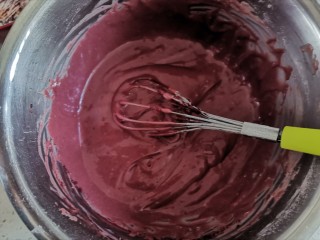 9、圣诞雪花芝士纸杯蛋糕（红丝绒纸杯蛋糕）,画"z字搅拌均匀至顺滑状态"