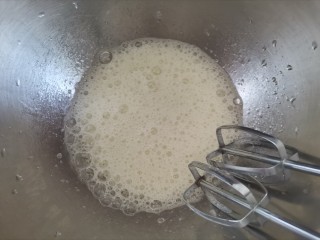 10、圣诞雪花芝士纸杯蛋糕（红丝绒纸杯蛋糕）,再来处理蛋白，打蛋器开高速打到鱼眼粗泡泡时加入1/3白糖（第一次）