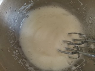 11、圣诞雪花芝士纸杯蛋糕（红丝绒纸杯蛋糕）,打发至粗泡变的细腻时加入第二次白砂糖