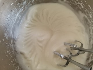 12、圣诞雪花芝士纸杯蛋糕（红丝绒纸杯蛋糕）,打发至出现明显纹路时加入最后的白砂糖