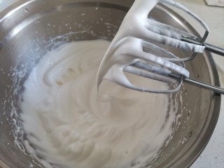 13、圣诞雪花芝士纸杯蛋糕（红丝绒纸杯蛋糕）,打发至湿性性发泡，即提起打蛋器有小弯勾