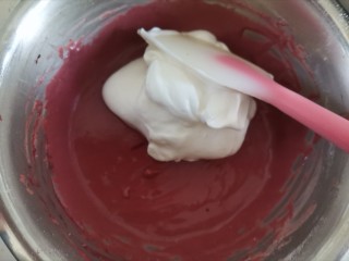 14、圣诞雪花芝士纸杯蛋糕（红丝绒纸杯蛋糕）,再取1/3的蛋白霜到蛋黄糊里翻拌均匀，不能画圈搅拌