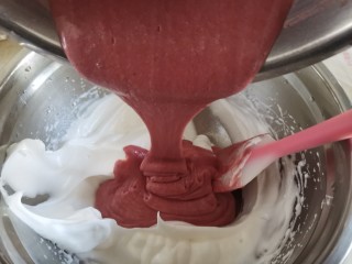 15、圣诞雪花芝士纸杯蛋糕（红丝绒纸杯蛋糕）,再倒回蛋白霜里