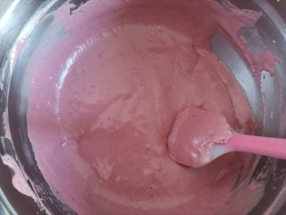 16、圣诞雪花芝士纸杯蛋糕（红丝绒纸杯蛋糕）,同样的手法翻拌均匀至看不见蛋白霜