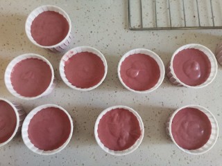 17、圣诞雪花芝士纸杯蛋糕（红丝绒纸杯蛋糕）,装入裱花袋挤入纸杯8分满