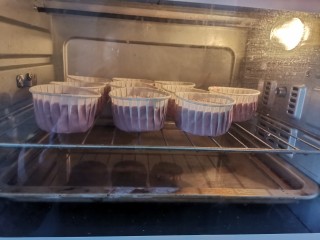 18、圣诞雪花芝士纸杯蛋糕（红丝绒纸杯蛋糕）,送入预热好的烤箱，上下火150度烤30分钟，蛋糕放中层，底层放烤盘加入3厘米的水