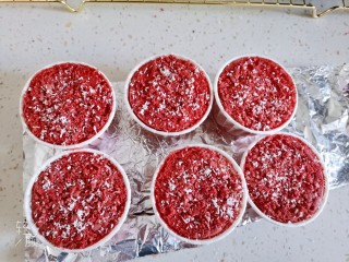 19、圣诞雪花芝士纸杯蛋糕（红丝绒纸杯蛋糕）,烤好取出来晾凉后，用刀把蛋糕表面切平齐，切下来的蛋糕揉碎撒上蛋糕上面，撒上椰蓉