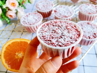 20、圣诞雪花芝士纸杯蛋糕（红丝绒纸杯蛋糕）,筛入一层糖霜，就像雪花遍地一样，圣诞雪花芝士蛋糕就做好了