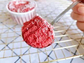 21、圣诞雪花芝士纸杯蛋糕（红丝绒纸杯蛋糕）,入口即化，细腻绵软，有芝士奶酪独特的醇香！