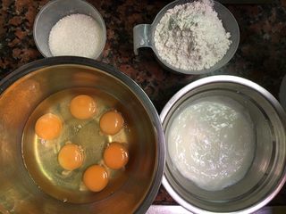 1、奶油海绵蛋糕,准备好材料。