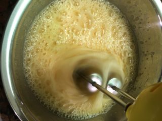 3、奶油海绵蛋糕,高速打发。