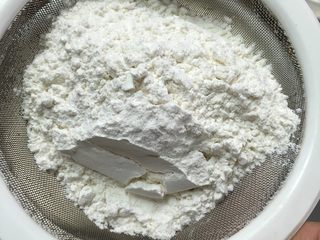 7、奶油海绵蛋糕,分两次过筛低粉进去混合。