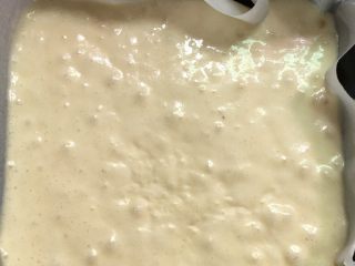 14、奶油海绵蛋糕,倒入铺好油纸的模具。