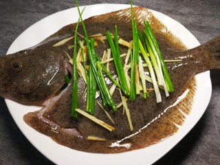 9、清蒸多宝鱼,然后鱼背上放入留出的葱和姜段