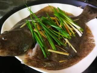 11、清蒸多宝鱼,放入事先处理好的多宝鱼