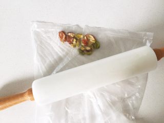 3、红薯酸奶小蛋糕,蒸红薯的同时，把坚果压碎备用