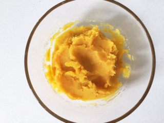 5、红薯酸奶小蛋糕,把蒸好的红薯捣成泥