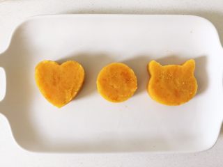 6、红薯酸奶小蛋糕,这就是做好造型的红薯泥啦