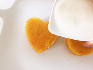 8、红薯酸奶小蛋糕,把酸奶直接淋在上面，慢慢淋啊，最好用有一口子的杯子（原谅小芽不知道怎么形容了，就是如上图杯嘴的杯子）。