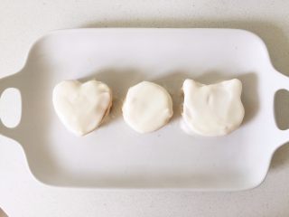 9、红薯酸奶小蛋糕,淋好的红薯泥如图（为了拍照好看点，小芽把边上的酸奶有擦点一点的哈，大家自己在家吃就无所谓啦）