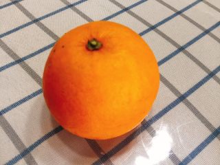 1、橙子蒸蛋-12m➕宝宝辅食,买来橙子，要买尽量甜一些的橙子。