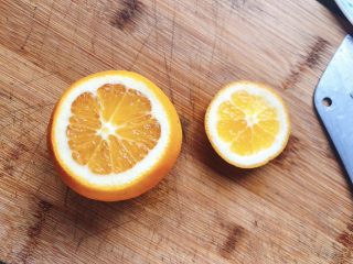 2、橙子蒸蛋-12m➕宝宝辅食,切下橙盖，切掉的是长叶子的那一面，另一面易于橙子站立，不容易倒。