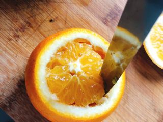 4、橙子蒸蛋-12m➕宝宝辅食,用小的尖刀沿着橙肉切一圈。