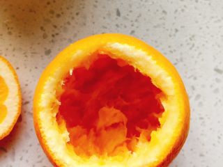 5、橙子蒸蛋-12m➕宝宝辅食,用勺子挖去橙肉。