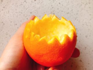 6、橙子蒸蛋-12m➕宝宝辅食,用小刀在橙子切口四周划出齿状，且用手剥去里面未处理干净的橙肉。