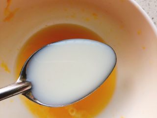 7、橙子蒸蛋-12m➕宝宝辅食,拿来装走橙汁的碗，加入2勺全脂牛奶。（加鲜奶也可以，但需在自家宝宝不过敏的前提下）