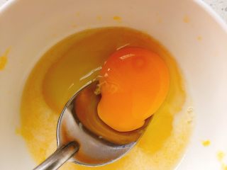 8、橙子蒸蛋-12m➕宝宝辅食,打入一颗鸡蛋。