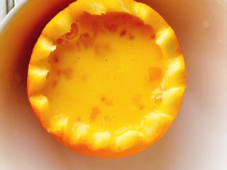 11、橙子蒸蛋-12m➕宝宝辅食,将蛋液倒入橙壳中，不可倒满，留1～2厘米，因为蛋液蒸熟后会膨胀。