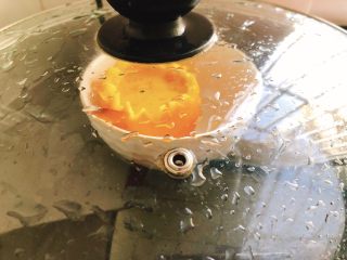 12、橙子蒸蛋-12m➕宝宝辅食,将橙子放到一个干净的碗里，再放到锅里隔水蒸18分钟。