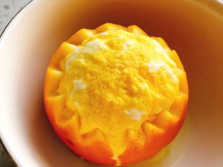 13、橙子蒸蛋-12m➕宝宝辅食,蒸熟状态，蛋液隆起。