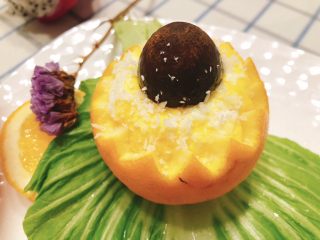 15、橙子蒸蛋-12m➕宝宝辅食,在巧克力周围撒上椰蓉丝，增加口感。