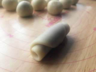2、桃花酥,从一端卷起。