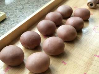 3、桃花酥,包好之后口朝下。