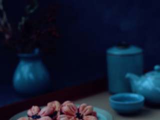 4、桃花酥,取出烤好的桃花酥。