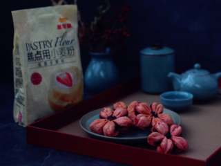 5、桃花酥,烤好的桃花酥放到晾网上晾一下。