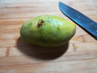 4、#辅食计划#~芒果酸奶杯,新鲜的芒果一个，用稍大一些的会比较好，切一点。