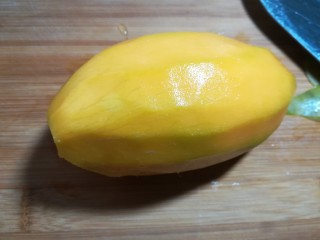 5、#辅食计划#~芒果酸奶杯,削去外皮。