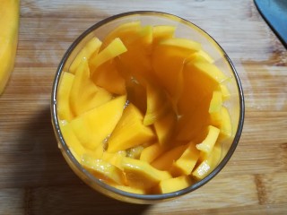 9、#辅食计划#~芒果酸奶杯,芒果比较多的，可以再贴一层。碎的芒果放在杯底。